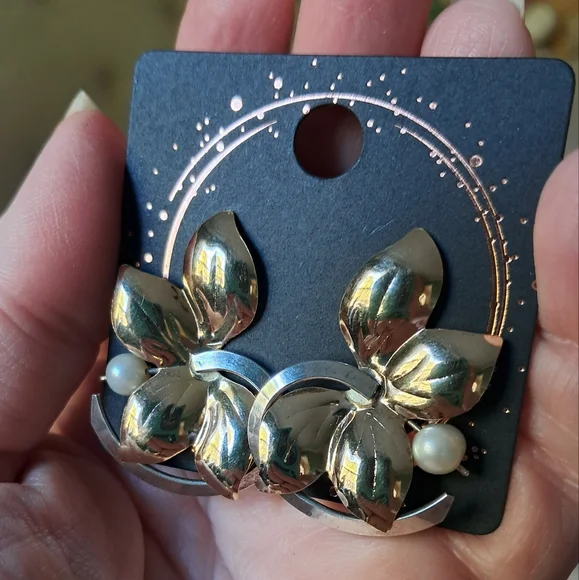 Vintage 12kt Gold & Sterling Silver Floral Earrings With Pearl Accent & Leaves - Picture 2 of 6